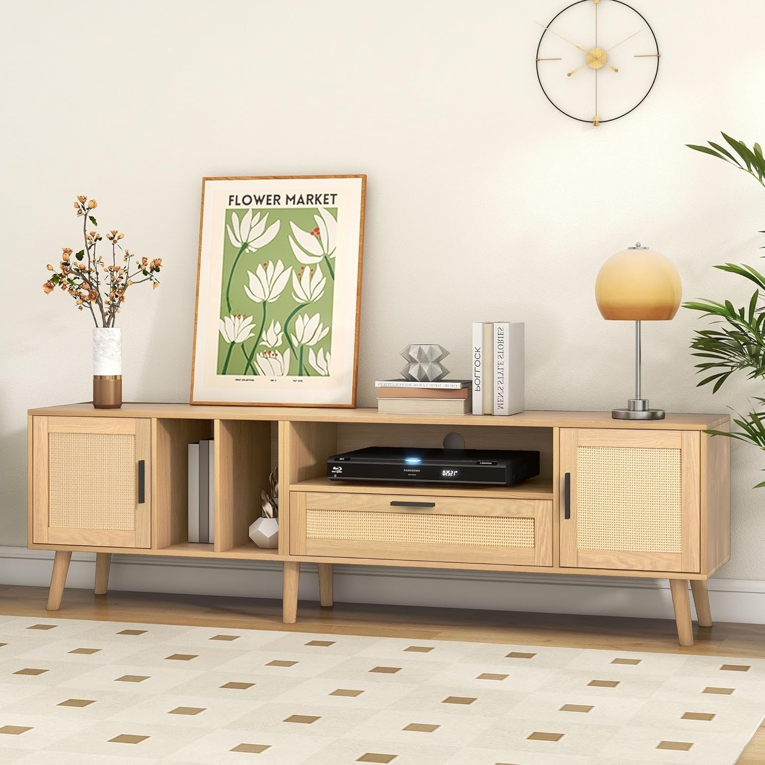 TV-Lowboard mit Rattanfront, 2 T¨¹ren, 1 Schublade und offenen F?chern f¨¹r Fernseher bis 80 Zo